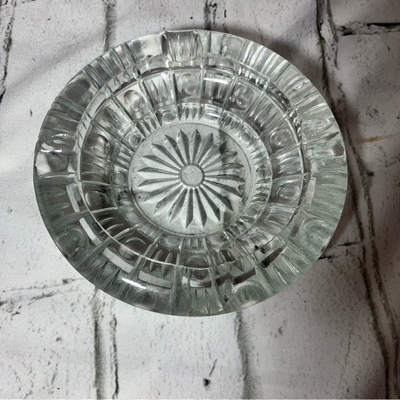 6' Glass ashtray Ornate round pressed glass starburst pattern - Picture 2 of 11